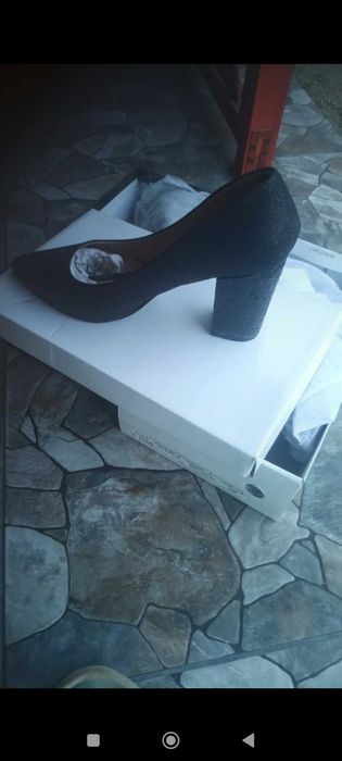 Vând pantofi stiletto