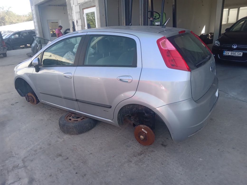 Dezmembrez Fiat punto