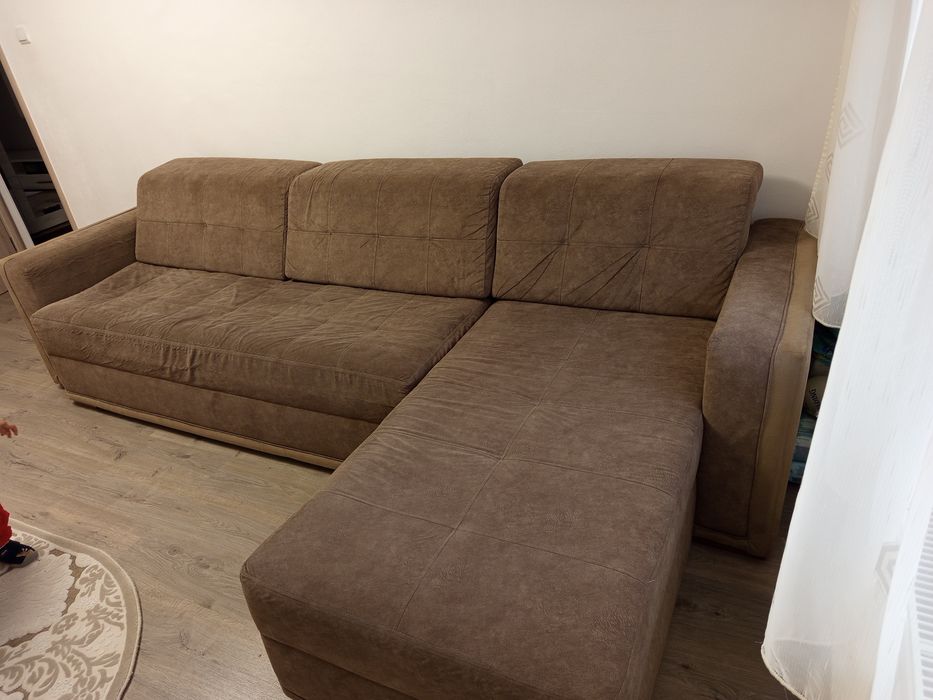 Colțar extensibil pe partea dreapta cu loc de depozitare in ambele păr