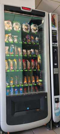 Automat de sucuri ,băuturi reci si snack