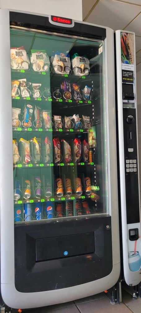 Automat de sucuri ,băuturi reci si snack