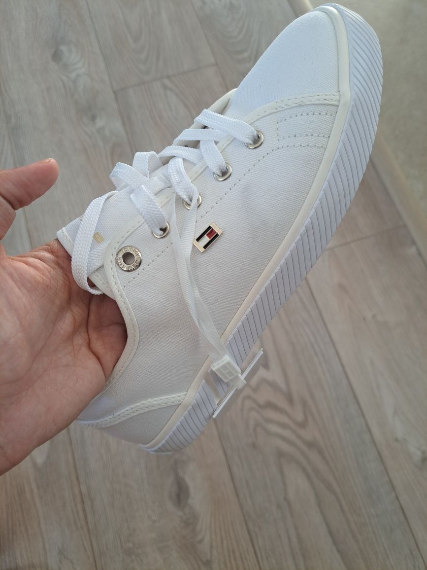 Бели кецове Tommy Hilfiger