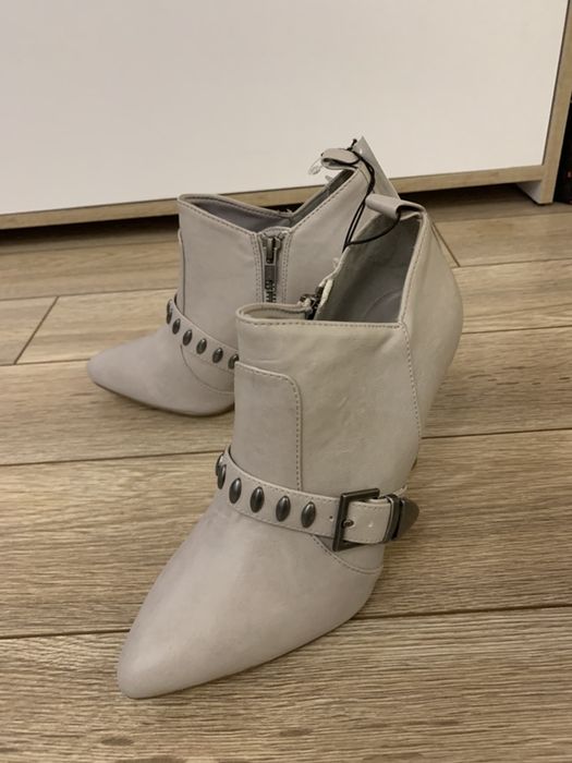 Чисто нови с етикет боти на H&M, бежово-сиво. Ток 9,5 см.