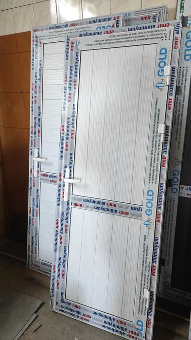 Продам алюминиевые двери.