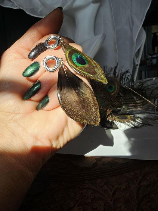 Ръчно изработени обеци с паунови пера, запечатани в епоксидна смола.