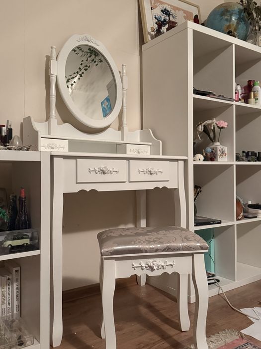 Masă de toaletă elegantă cu oglindă și scaun
