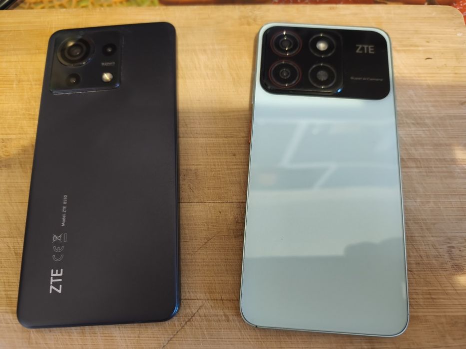 Два телефона ZTE