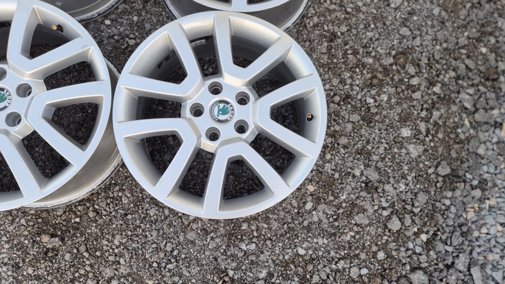 Оригинални джанти Шкода 5/112 Skoda Yeti 5x112

Употребявани, Шумен