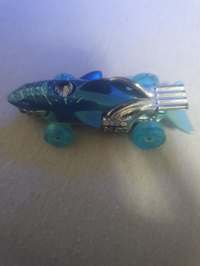 Mașina hotwheels sharkcruiser