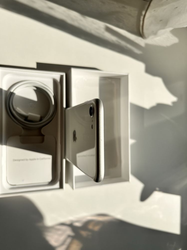 Iphone SE (2020), Бял