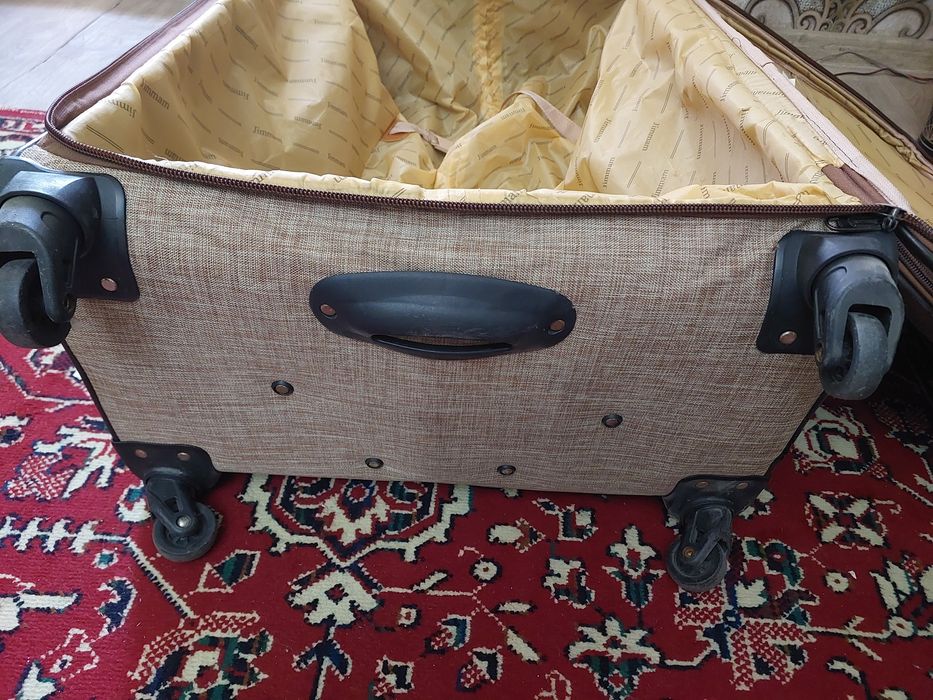 Большой чемодан бежевый