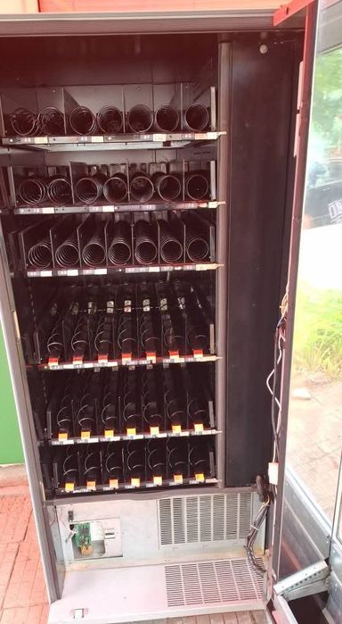 Вендинг машина  за безалкохолно и пакетирана храна