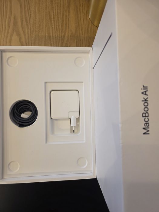 MacBook Air M2 2022 aproape nou