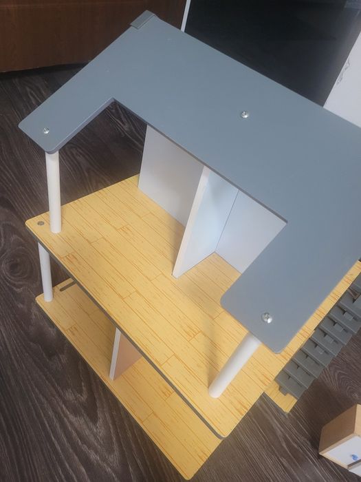 Vând casa de lemn pentru păpuși, cu accesorii