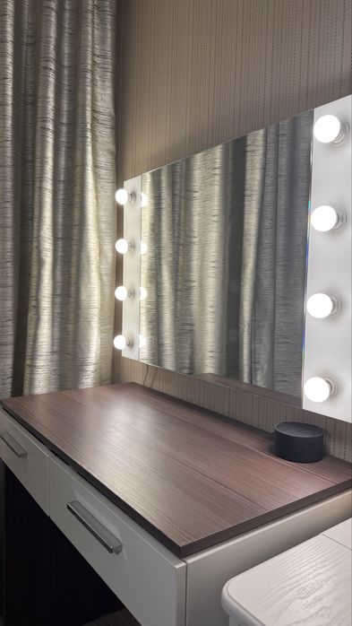 Туалетный столик и гримерное зеркало