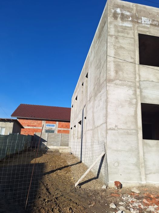 Duplex cu ambele apartamente, semifinisat, la Utvin