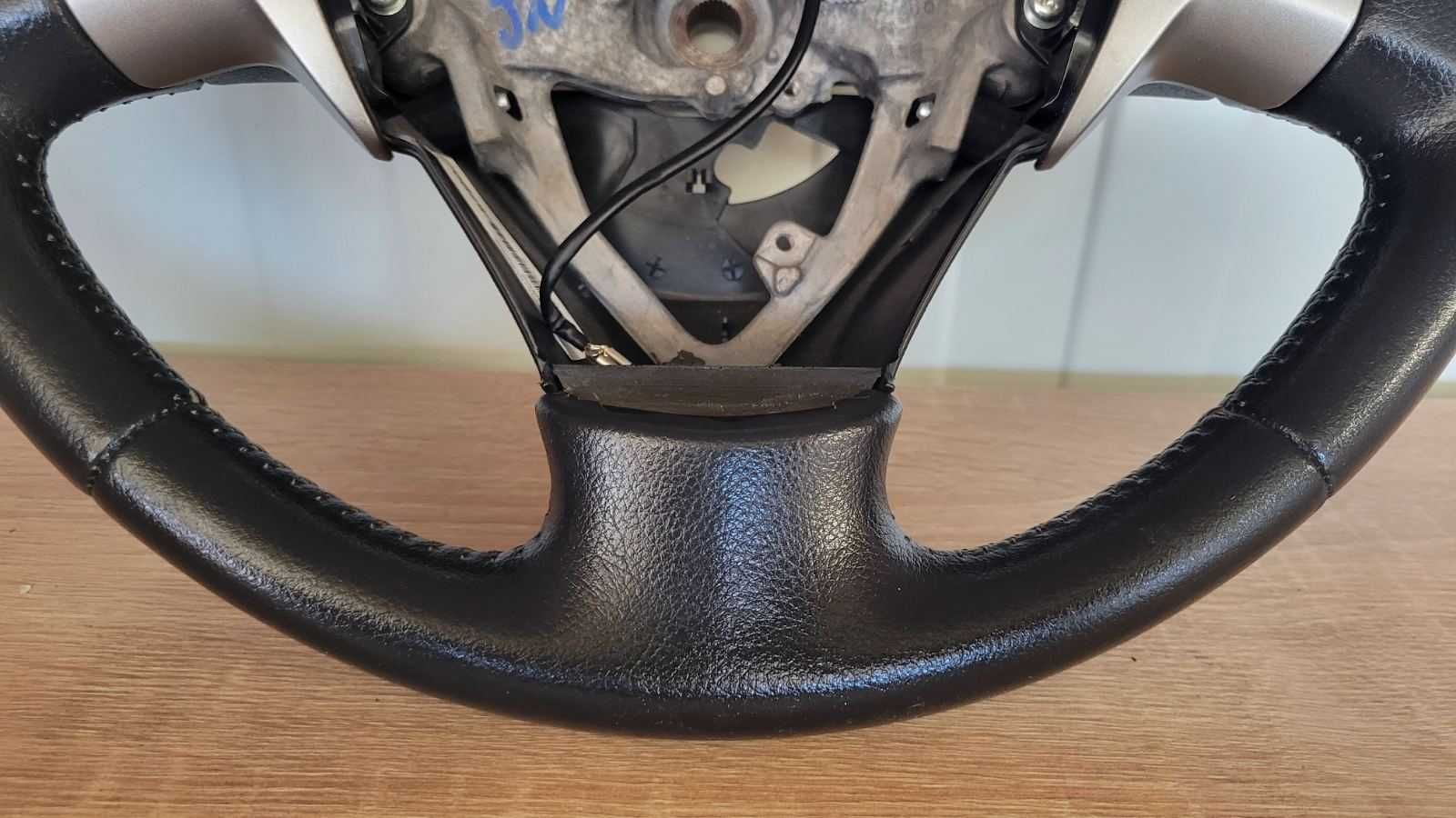 Продавам отличен кожен мулти волан за Toyota Auris 2007 - 2010