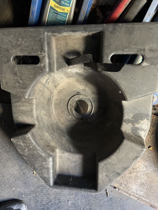 Продам кожух для запасного колеса на Галант