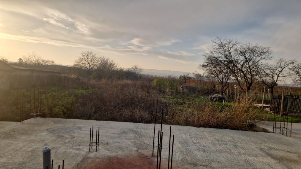 Vand teren cu fundatie