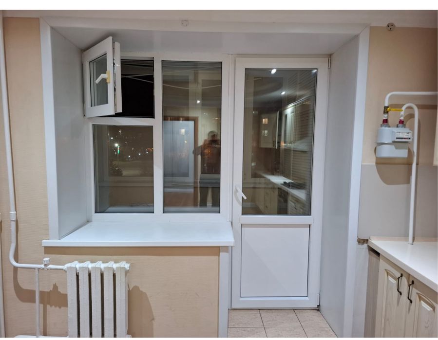 Продам пластиковые окна и дверь на балкон — отличное состояние