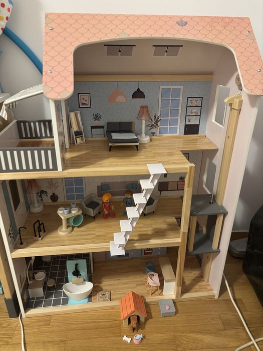 Дървена къща за кукли