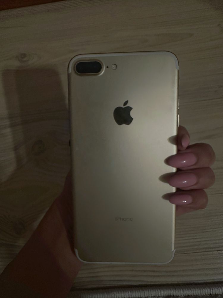 Продам IPhone 7+