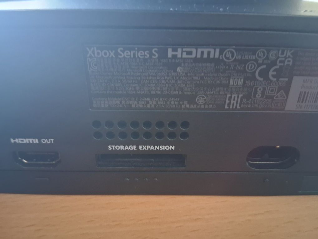 Продавам xbox series s 1 tb като нов има гаранция