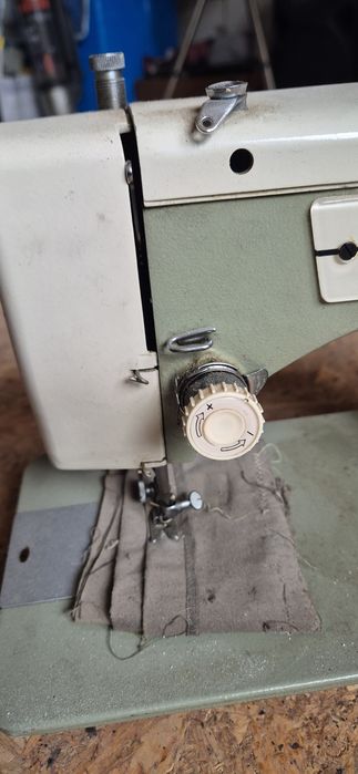 Masina de cusut Nuova Zig Zag provenienta Italia masina este electrica