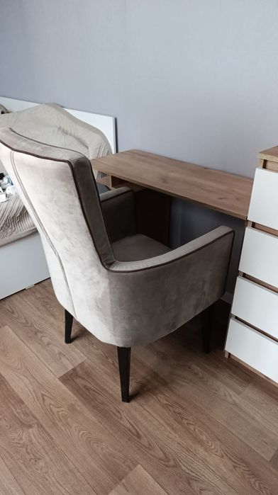 Продам стол компьютерный и мягкое кресло