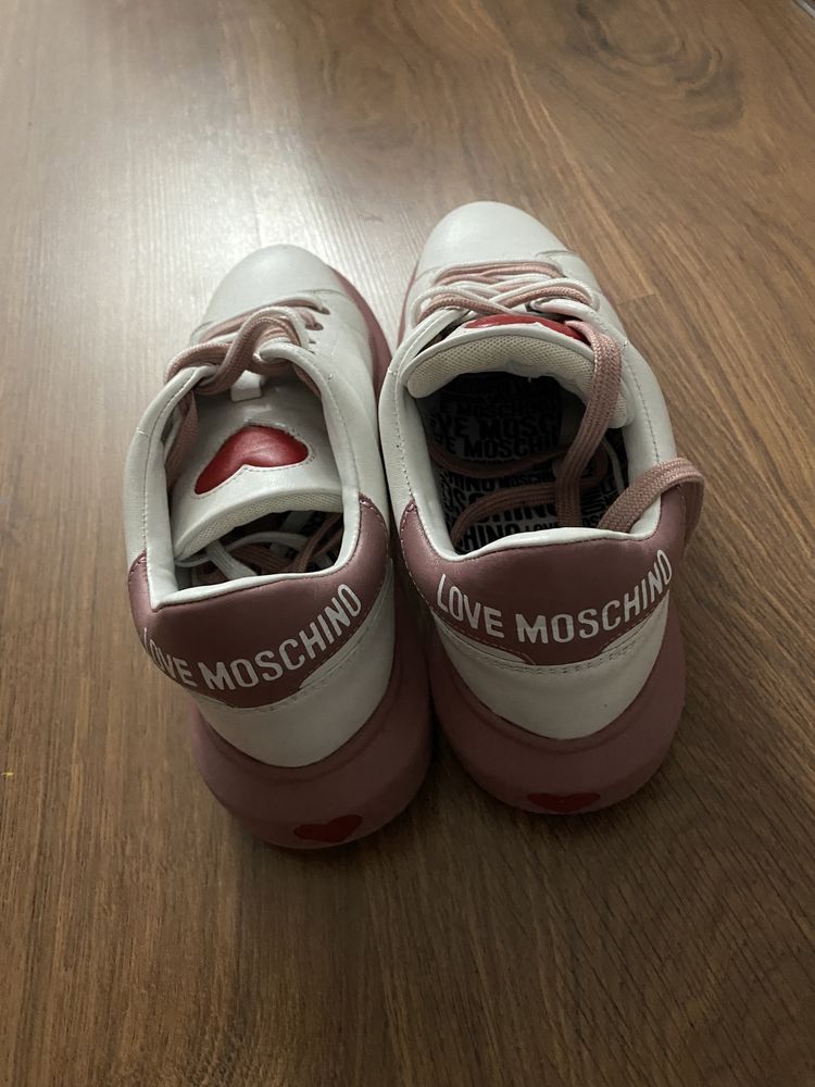 Sneakers Love Moschino