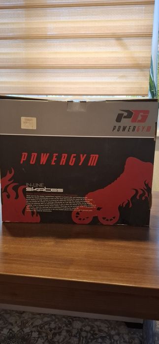 Продаются ролики и самокат.