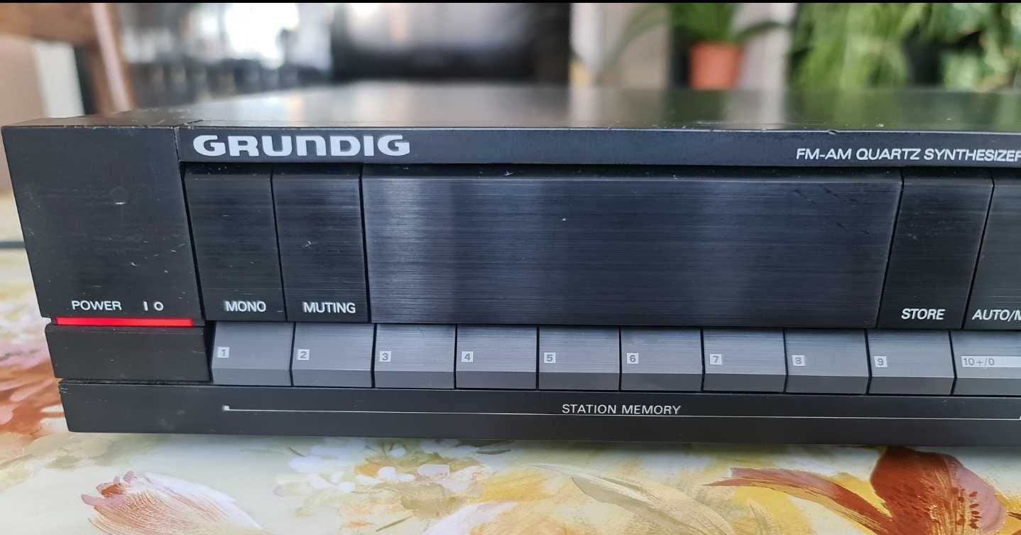 Grundig  T8200  Quartz  synthesizer AM FM  tuner