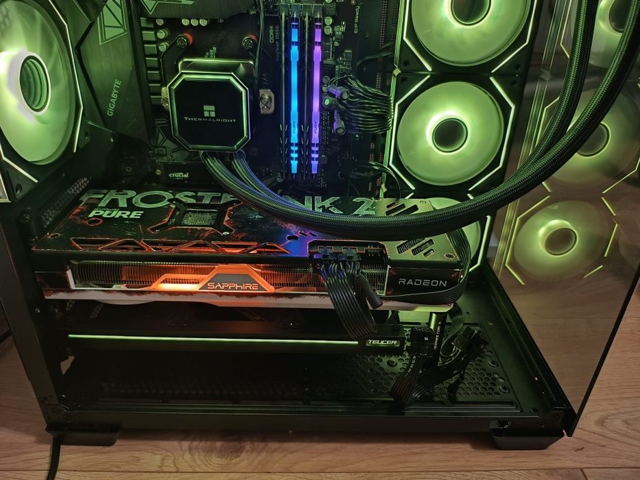 Vând PC Gaming Ryzen 7 5800x +RX 7700 XT +16gb DDR4