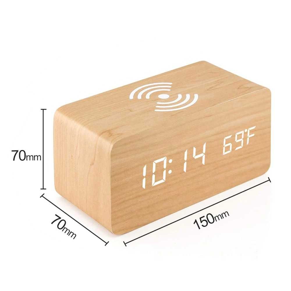 Дървен LED часовник с безжично зарядно и термометър.