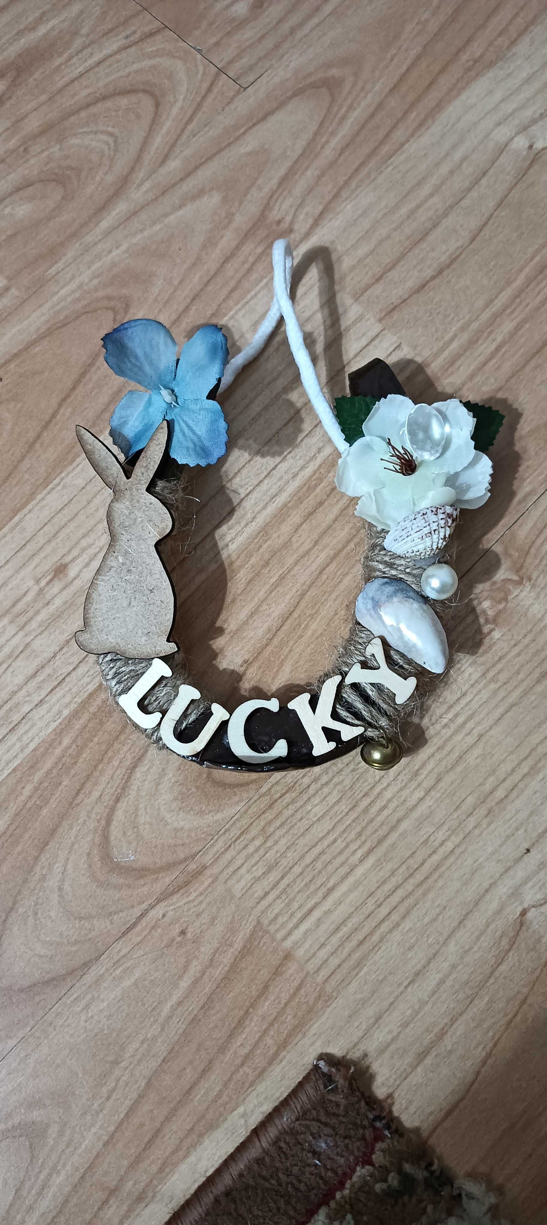 Vând potcoave decorative și semne de boxă