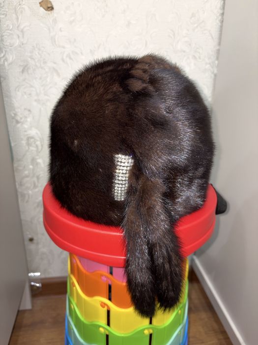 Norka telpek bir tomoni tosh bezakli