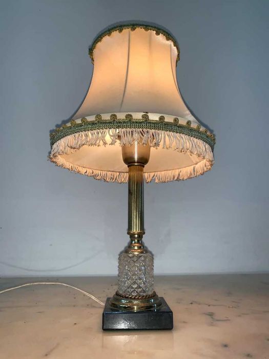 Veioza alama cristal amplasata pe marmura neagra