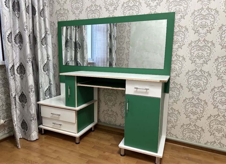 Стол для компьютера с зеркалом В хорошем сост Срочно