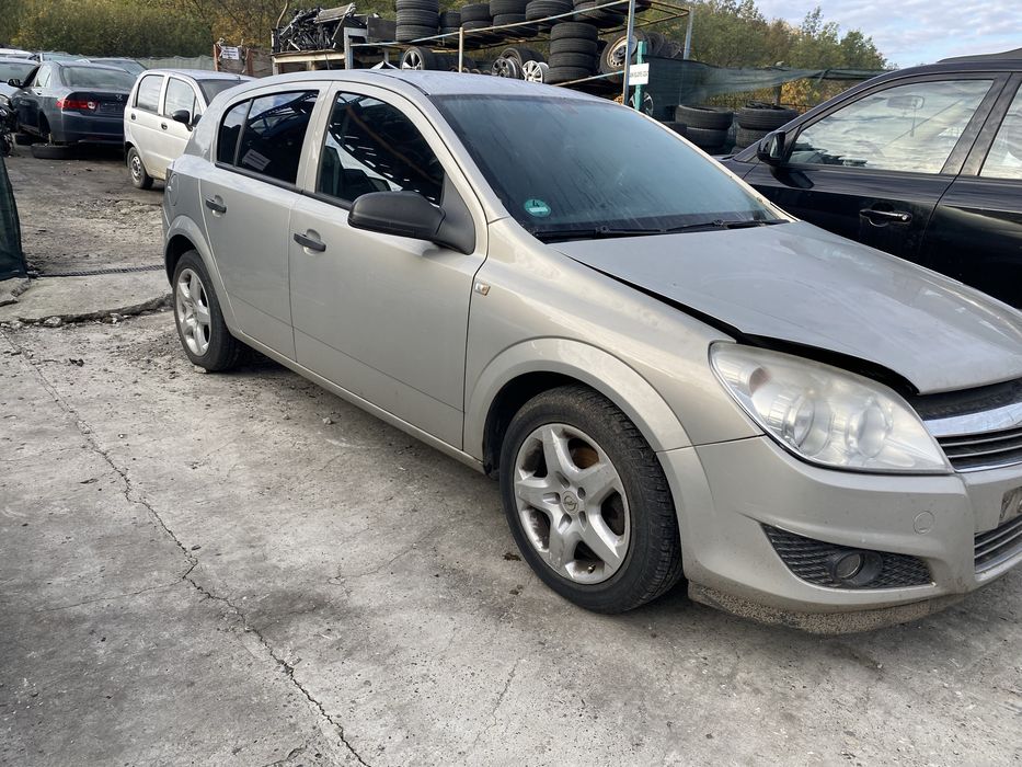 Dezmembrez Opel Astra H facelift 2009