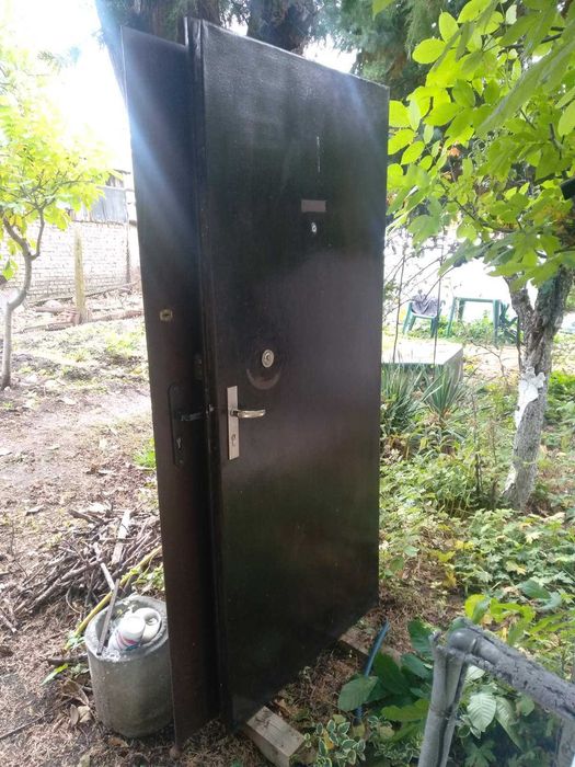 Продавам перфектни метални врати – размери 85/190 см