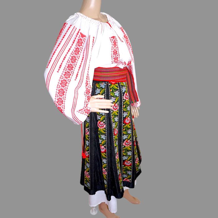 Costum popular cu ie tesuta si valnic de lana M-L