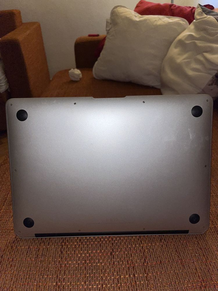 MacBook Air luat în 2019 functioneaza impecabil