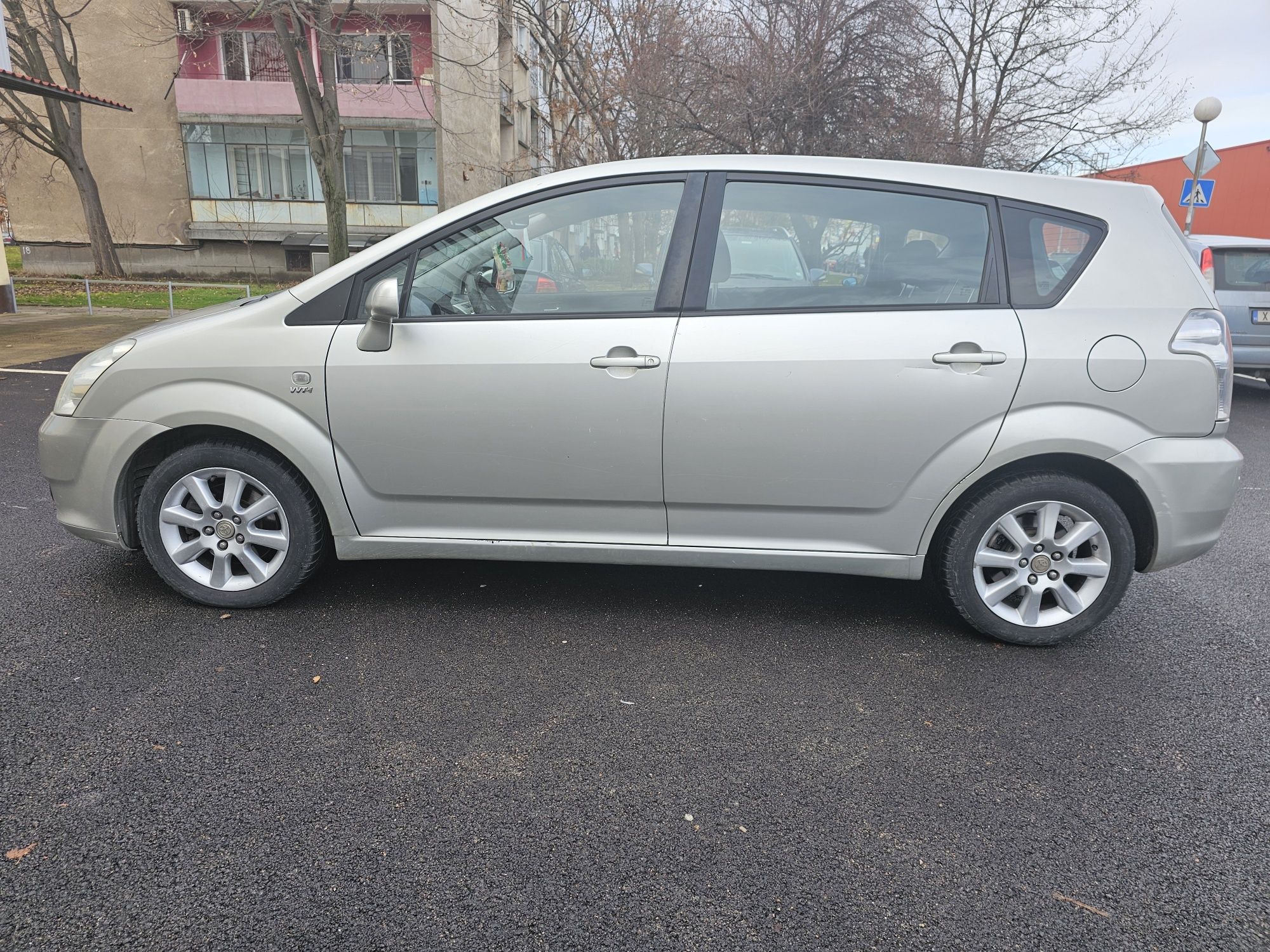 ПРОДАВАМ TOYOTA corolla verso 1,6 i