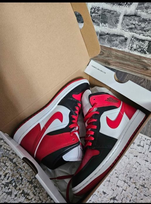 Vând jordan 1 mid