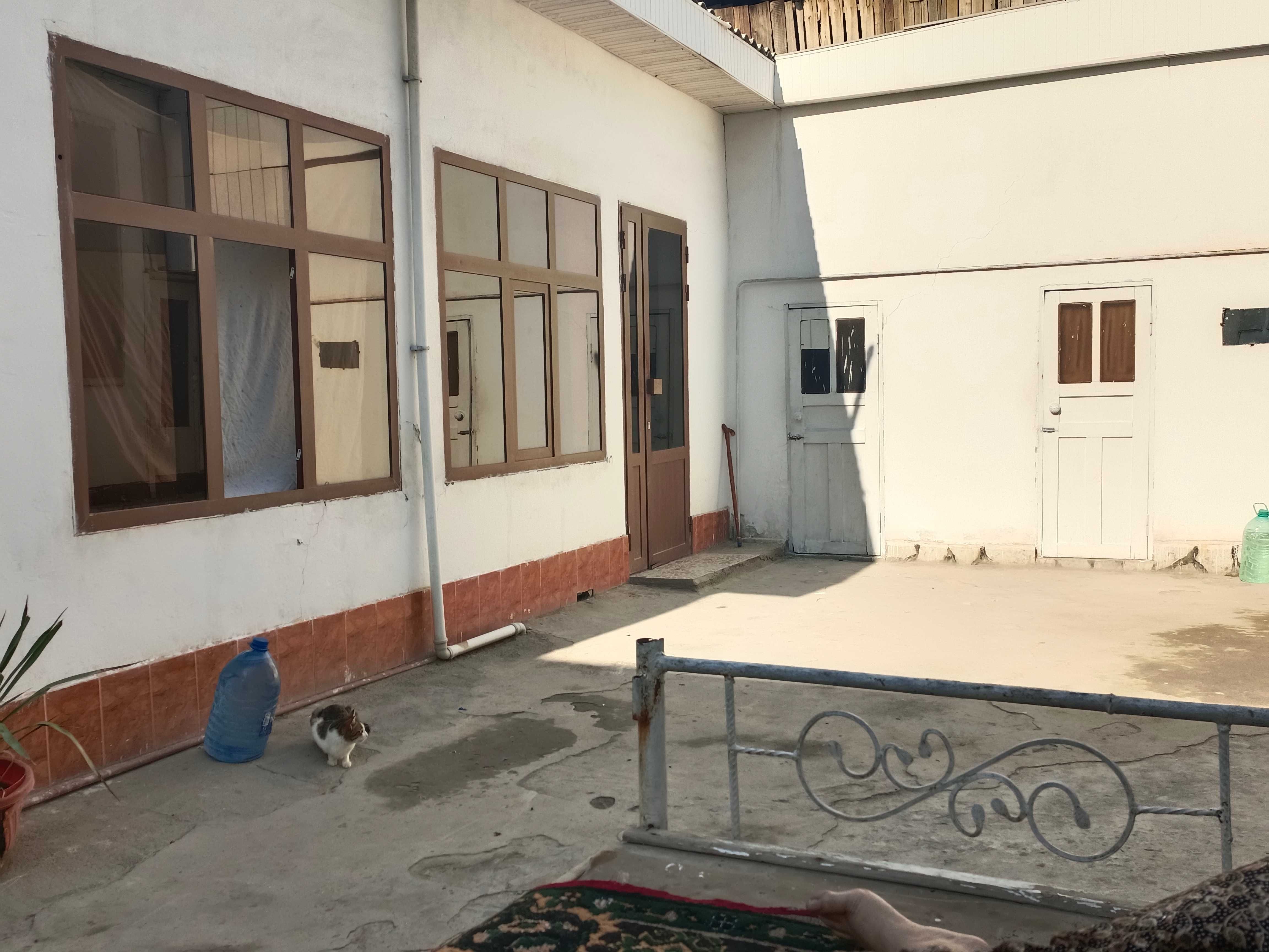 Xovli sotiladi  Eski shaharda  xonnalar ichlari kotta tel qiling