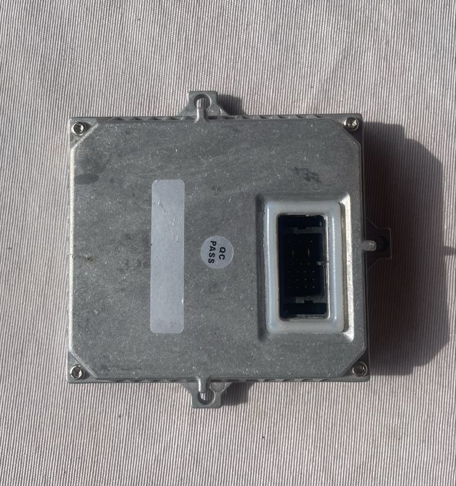 Balast xenon Bosch OEM compatibil cu becuri D1S, D1R, D2S și D2R de 3W