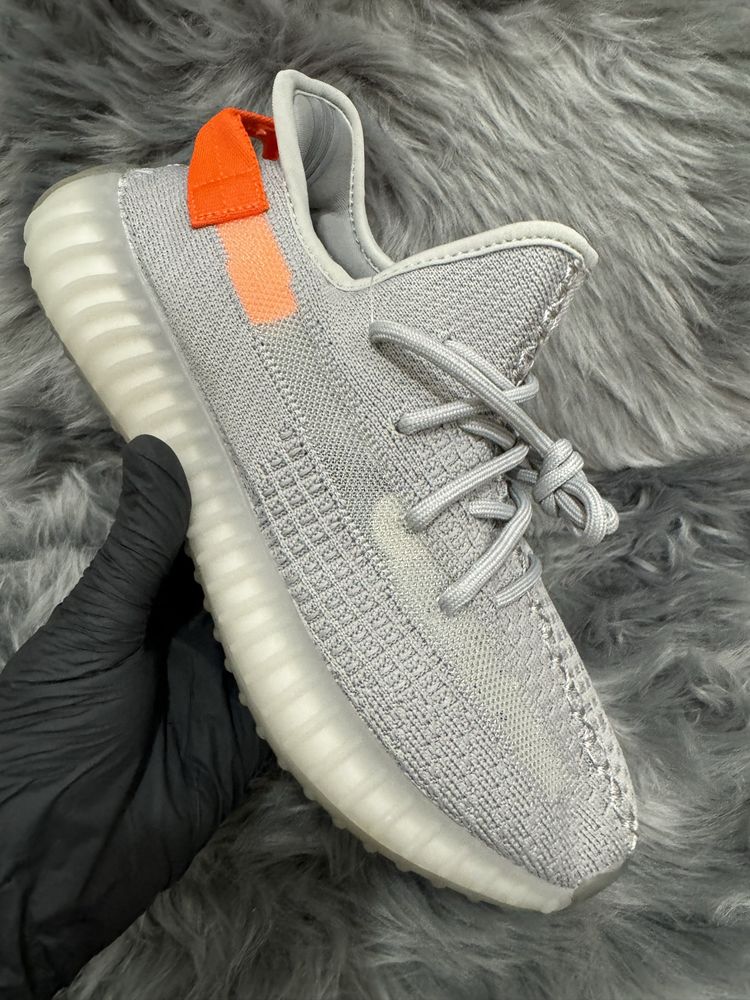 36-46 Yeezy 350 v2 Tail Light