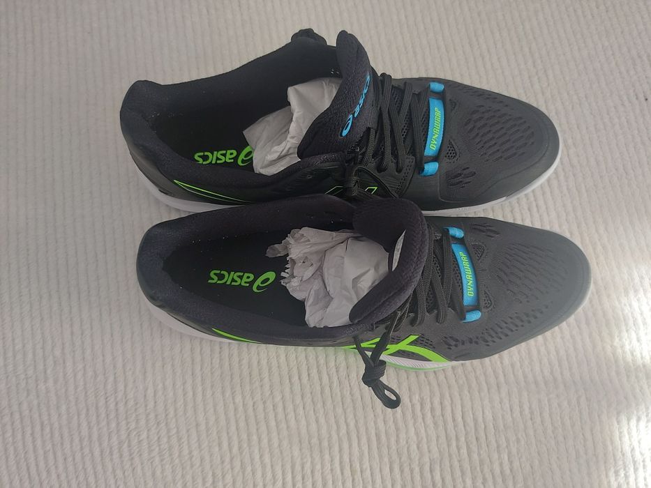 Vând pantofi sport asics volei