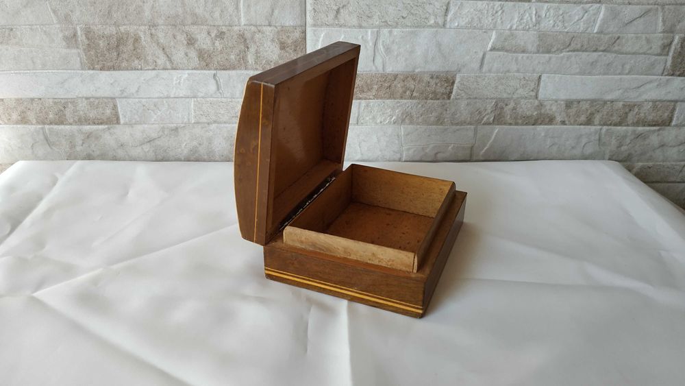 Стара дървена кутия за бижута - украсена с фурнир