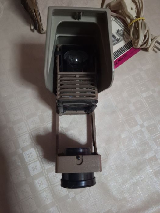 Proiector vechi Rusesc pentru diafilme,in cutia originala.